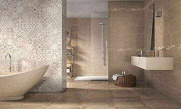 Gefliestes Badezimmer mit freistehender Badewanne