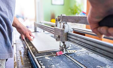 Fliesenzuschnitt mit der Schneidemaschine